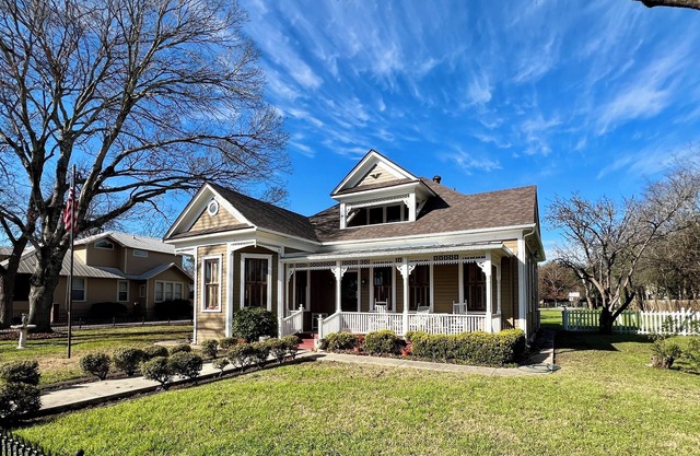 Historical Krezdorn House in the heart of Seguin!