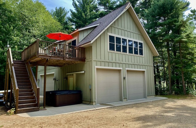 Hobby Farm stay with Hot Tub 10 min to Saugatuck/South Haven