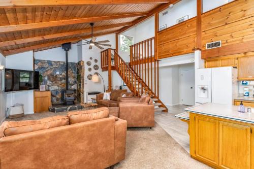 Hodges Hill Hideout w/pool, spa, BBQ - Dog Friendly!
