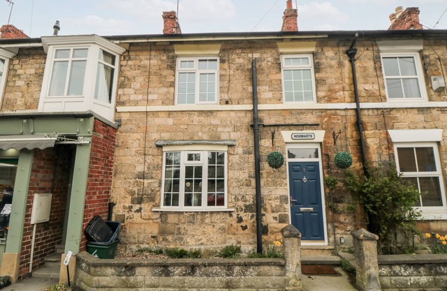 HOGWARTS COTTAGE, pet friendly, with a garden in Pickering