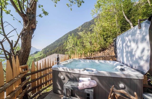 Holiday Apartment "Bergsuite" with Mountain View, Balcony, Garden & Wi-Fi