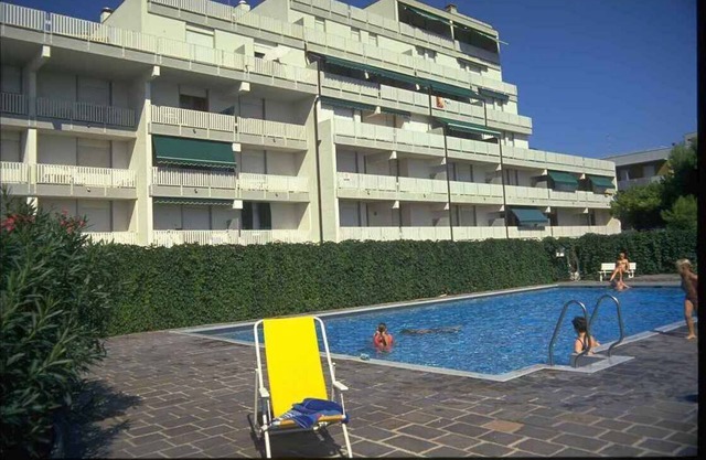 Holiday apartment with air conditioning and pool right by the sea