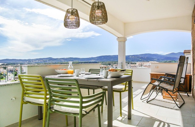 Holiday flat with balcony and sea view