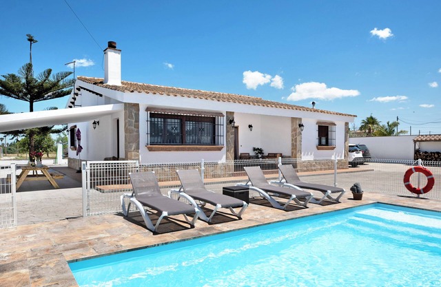 Holiday Home 'El Cortijo' with Private Pool, Wi-Fi and Air Conditioning