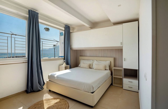 Holiday Home 'Casa Castagna A' Mare' with Sea View, Wi-Fi and Air Conditioning