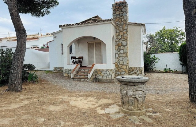 Holiday Home 'El Pozo - 400m from Riells Beach' with Terrace, Garden and Balcony