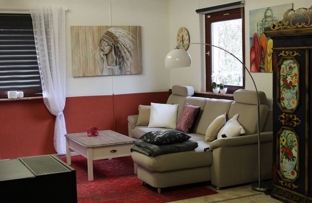 Holiday Home 'Kleines Landhaus' with Private Garden and Wi-Fi