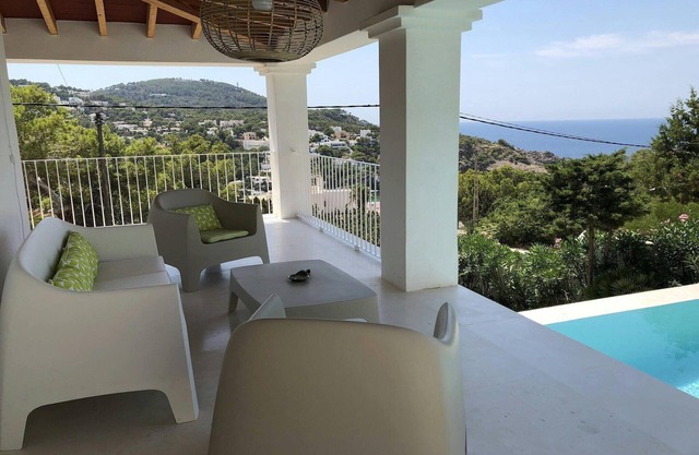 Holiday home with spacious pool