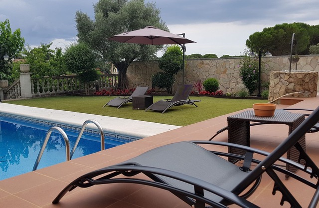 Holiday house in Vidreres with pool and private basketball court