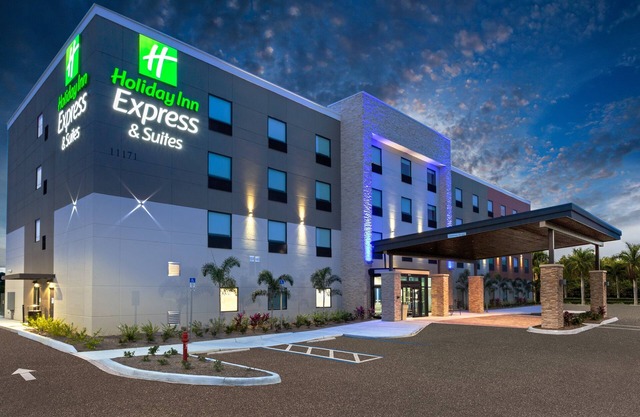 Holiday Inn Express & Suites Ft Myers Beach-Sanibel Gateway by IHG