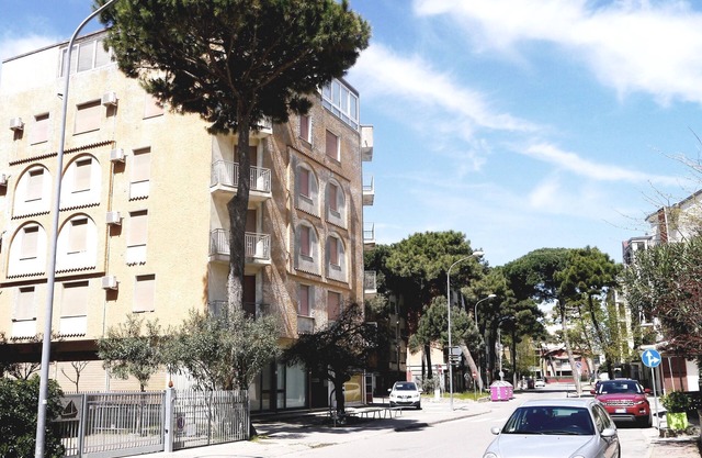 HOLIDAY RESIDENCE: sea and shopping within reach.