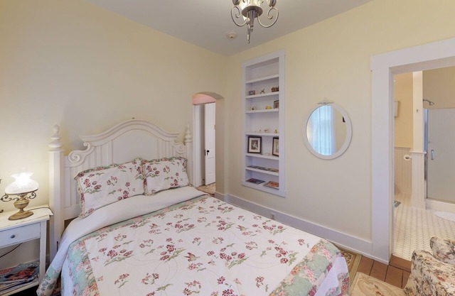 Holly Tree Room w/Clawfoot Bathtub in Historic Hyde House near Hocking Hills