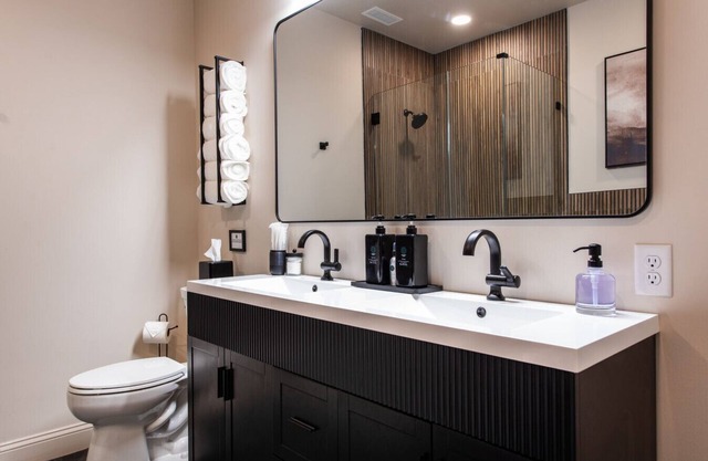 Hollyhock Suite 501: 4 bed/2 bath with soaking tub