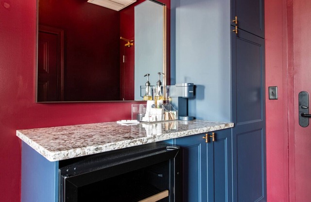 Hollyhock Suite 508: 2 beds/1 bath