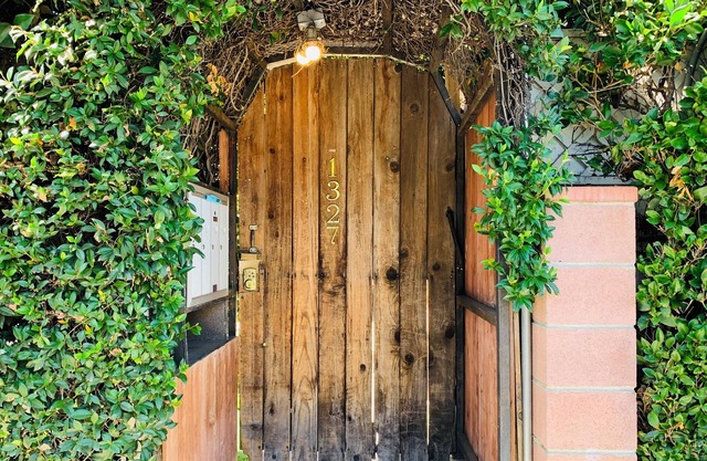 Hollywood Studio Apartment with AC - Central Area Steps to Avenue of The Stars