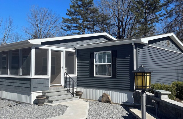 Home 2 mins to Saratoga. Newly renovated & Pet friendly .