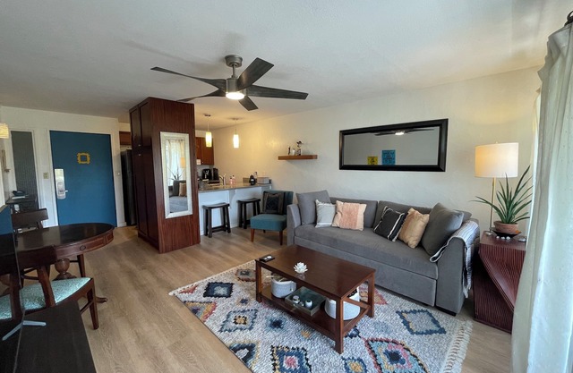 Home away from home in 1 bedroom condo with A/C and pools in central Kapaʻa