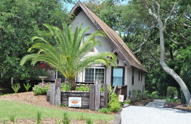 Home Away from Home- Short Walk To Beach- Cozy Beach Cottage