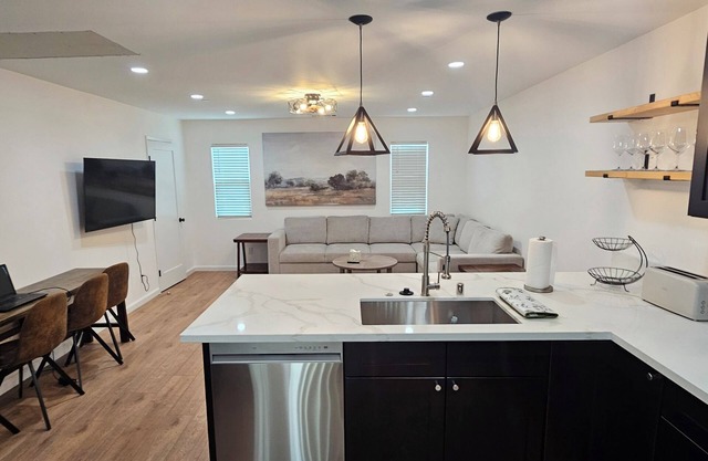Home Close to Universities, Shopping Mall, Redlands, Conventions Center