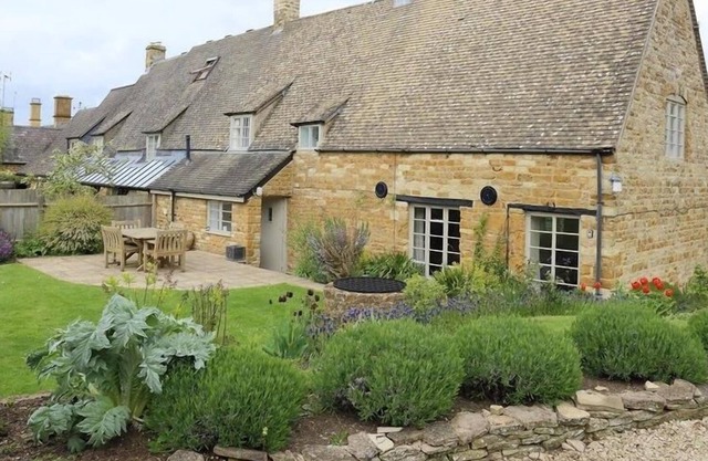 HOME FARM COTTAGE, pet friendly in Barton-On-The-Heath