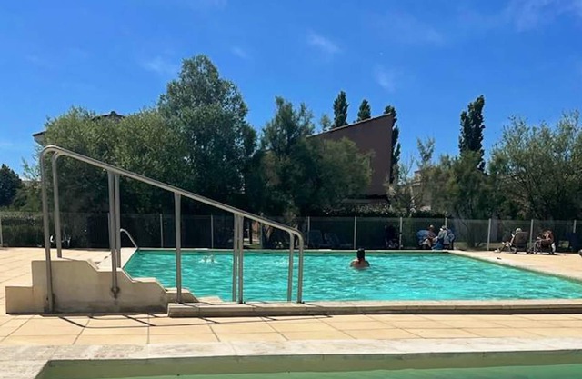 Homerez - Nice house for 6 ppl. with shared pool at Saint-Saturnin-lès-Avignon