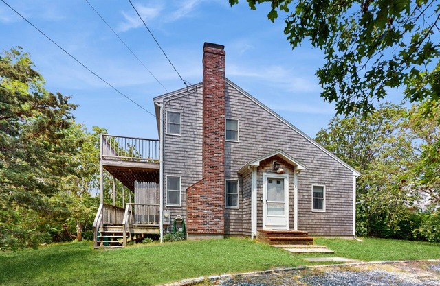 Home in a bayside neighborhood with 2 large decks - walk to beaches