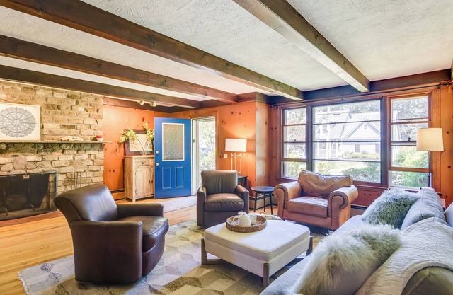 Home in Narragansett w/Beach Access!