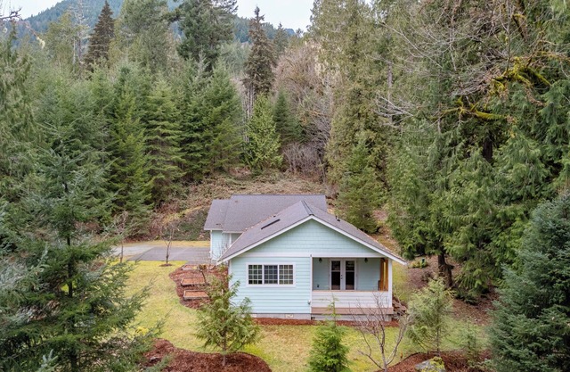 Home in the woods with private Creek & Hot tub near North Cascades National Park