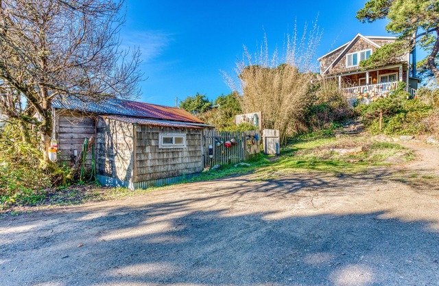 Home with Guest Cottage & Private Hot Tub - Close Beach Access, Dogs OK