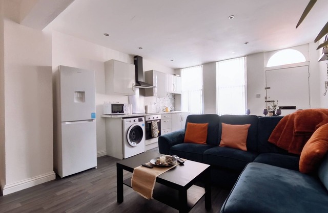 Homely, City Centre 3BR Flat on a Quiet Street in Birmingham