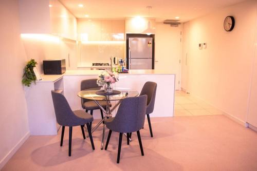 Homely Modern Apt by Lake between City and Russell - Hosted by CanStay