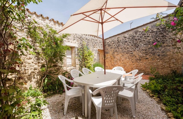 Homerez - Charming Villa in Génissac with Fireplace