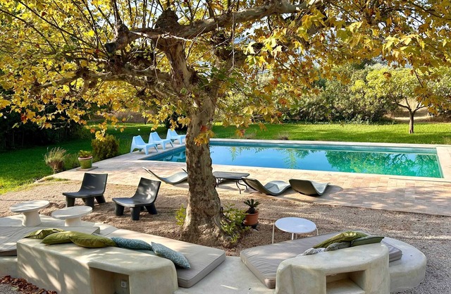 Homerez - Large Provençal Villa with Private Pool in Gémenos
