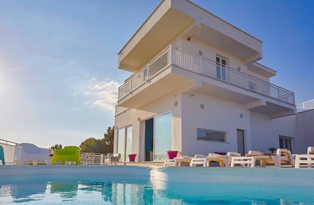 Homerez - Luxurious Villa with Pool in Favara