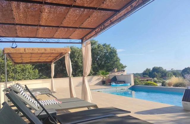 Homerez - Spacious Family House with Pool in Vagnas