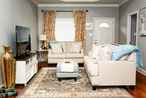 Hometown Hideaway King Ste 6 mi to Sports Complex