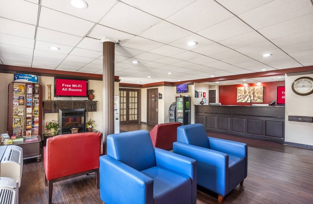 HomeTowne Studios by Red Roof Lancaster