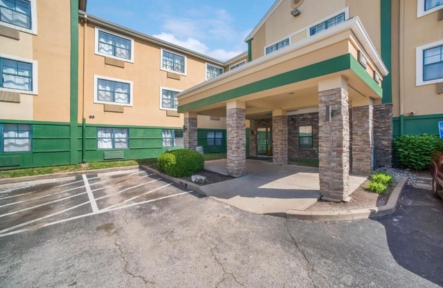 HomeTowne Studios by Red Roof St. Louis - Airport/N Lindbergh