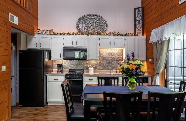 Homey and lovely cabin condo close to Branson fun and area lakes~pet friendly