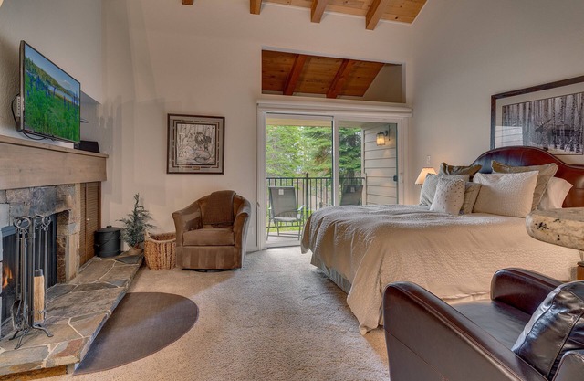 Honeymooner: Studio, 1.5 BA Townhouse in Carnelian Bay, Sleeps 4