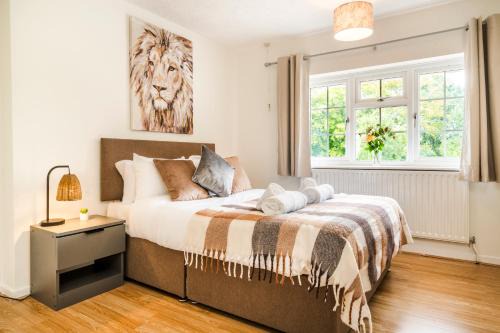 Honeysuckle House 5BR Crawley,10min Gatwick Airport, Contractor friendly, Temporary Housing, Relocations,Free WIFI, Parking for 2 vehicles