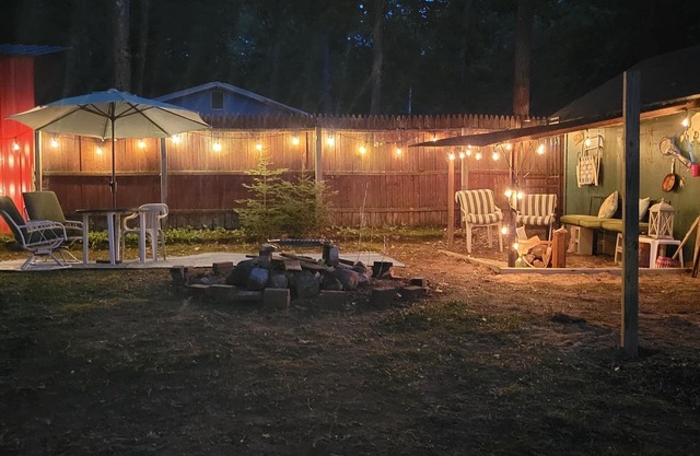 Hoots Nest casual cottage -private firepit nights, close to small towns & lakes!