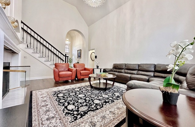 Hot Outdoor Spa, Beautiful 5-bedroom home, Private Green belt backyard