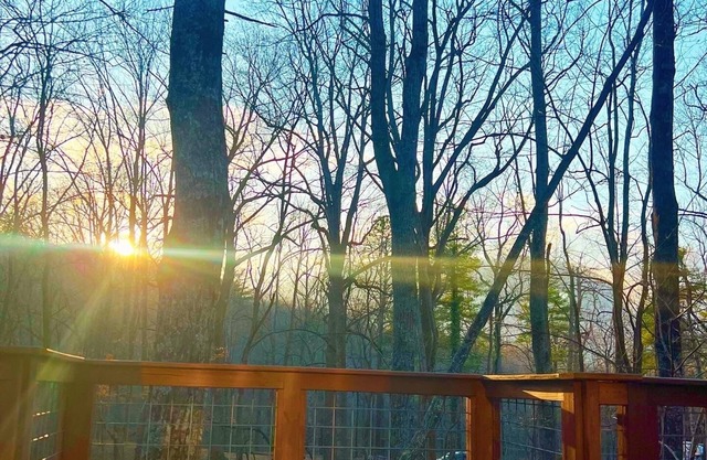 HOT TUB, FIRE PIT, DOGS WELCOME, 3 min from newly opened Chimney Rock.