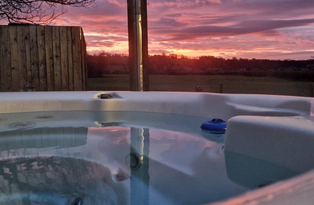 Hot Tub*,Fire, Super-king , Zip n Link beds.Views