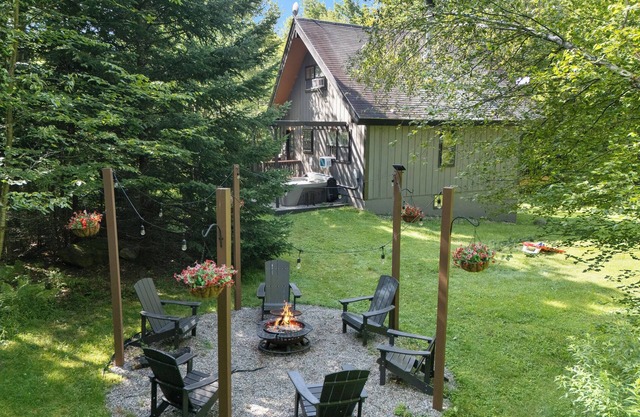Hot Tub, Game Room, Fire Pit, Dog friendly, 8 minutes to Ski Mount Snow
