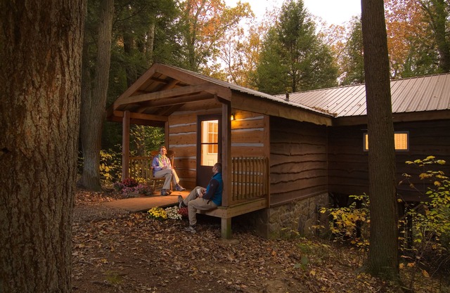 Hot Tub in the treetops with Timber Framed 2 bedroom cabin hidding in the woods