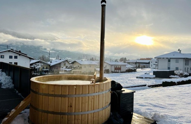 Hot Tub Lodge bei Move2Stay