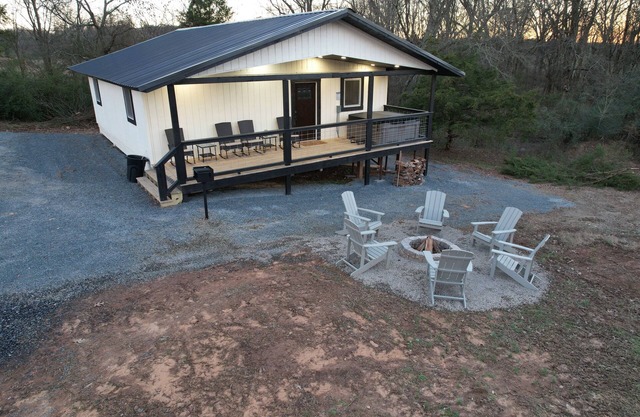 Hot Tub Mountainside 2-BR Cabin near Mena