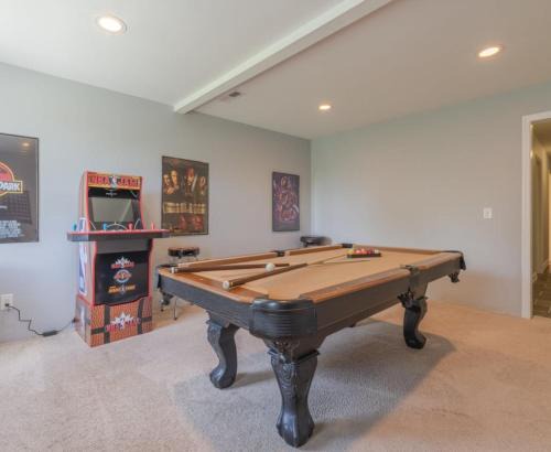 Hot Tub, Views & Game Room - 20 min to Downtown Asheville!
